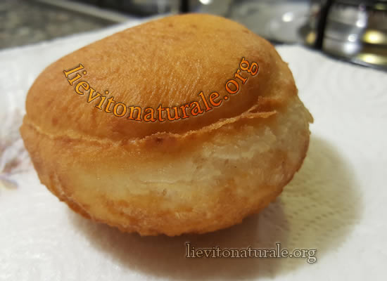 bombolone ripieno di crema pasticcera